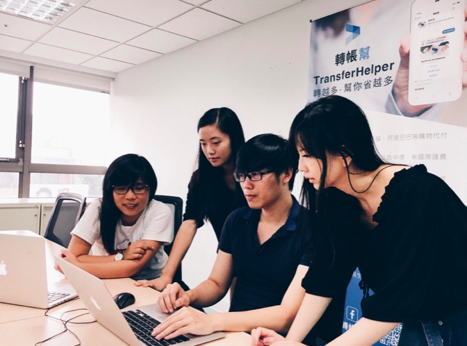 團隊成員常常齊聚，討論如何讓 P2P 轉帳代付體驗更加完整。

 圖：創夢實驗室/提供