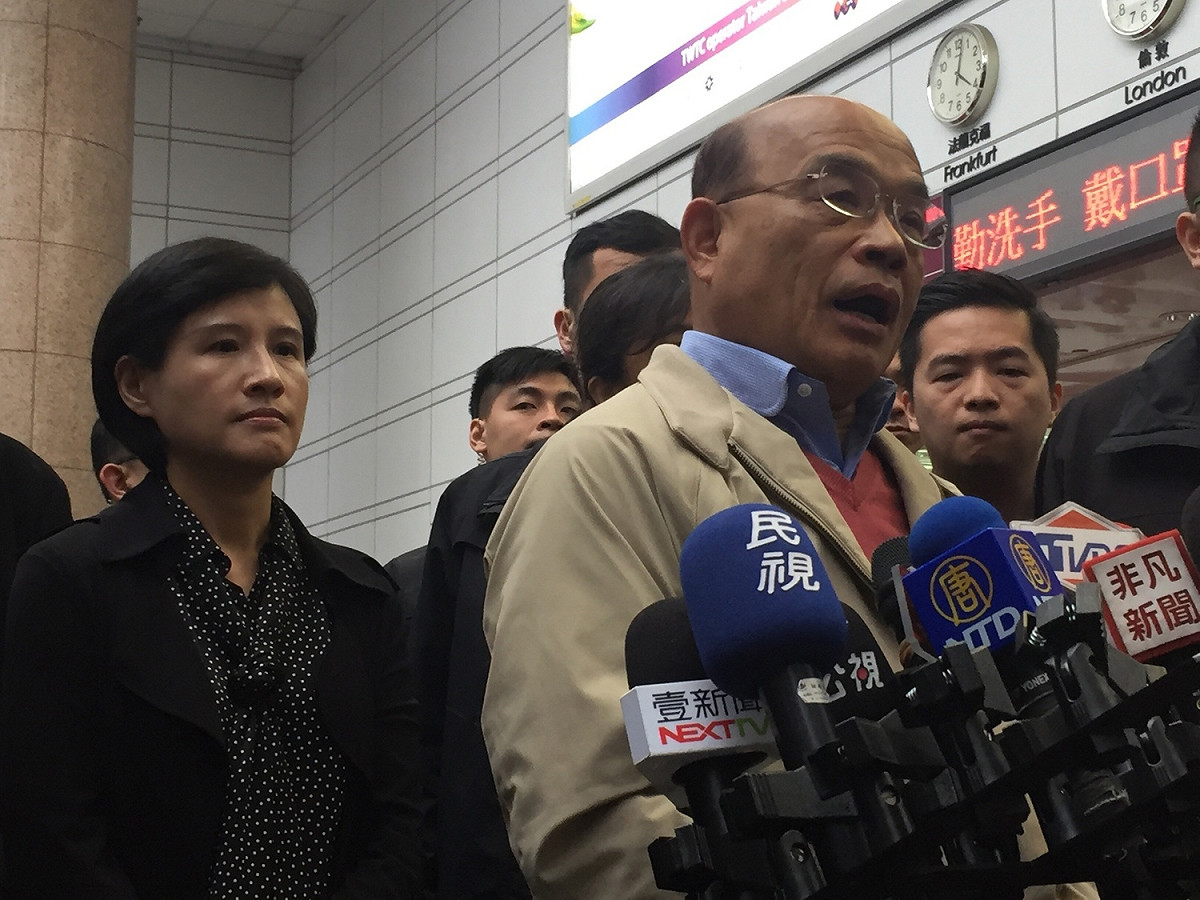 蘇貞昌與文化部長鄭麗君上午共同現身「2019台北國際書展」。 圖：趙婉淳／攝