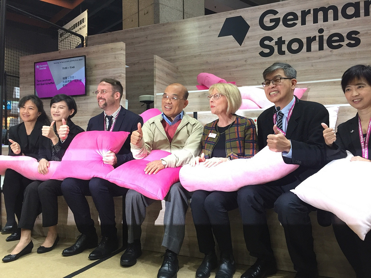蘇貞昌與文化部長鄭麗君上午共同現身「2019台北國際書展」。 圖：趙婉淳／攝
