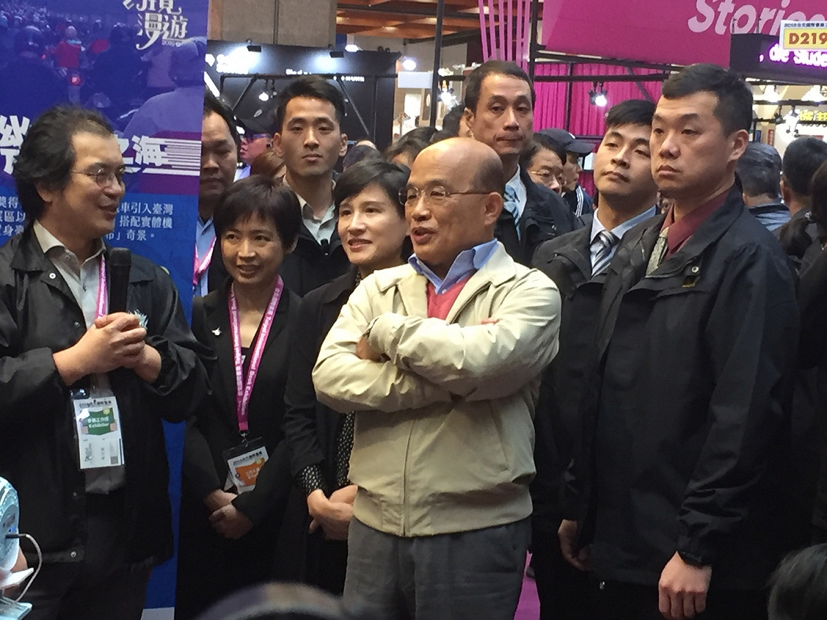 蘇貞昌與文化部長鄭麗君上午共同現身「2019台北國際書展」。 圖：趙婉淳／攝