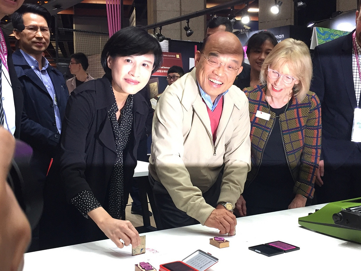 蘇貞昌與文化部長鄭麗君上午共同現身「2019台北國際書展」。 圖：趙婉淳／攝