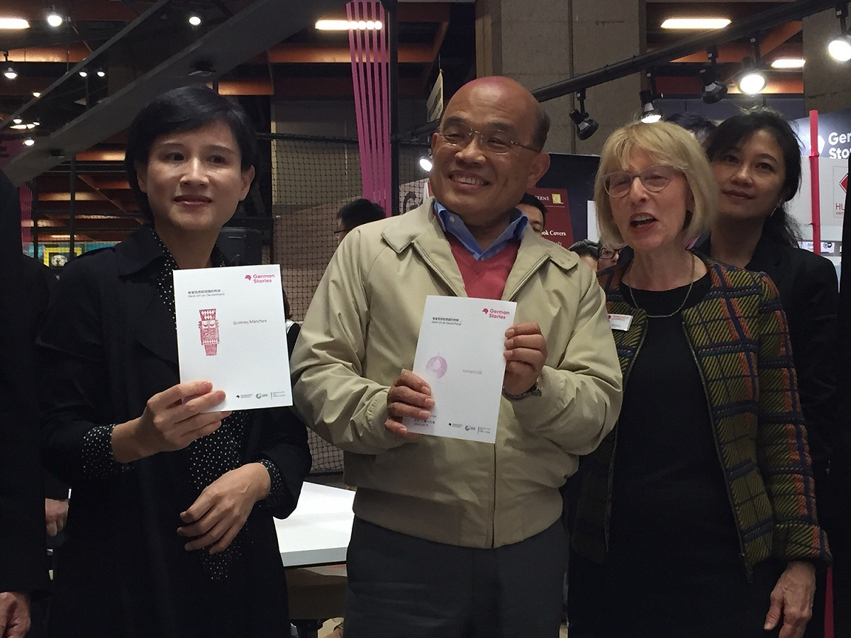 蘇貞昌與文化部長鄭麗君上午共同現身「2019台北國際書展」。 圖：趙婉淳／攝