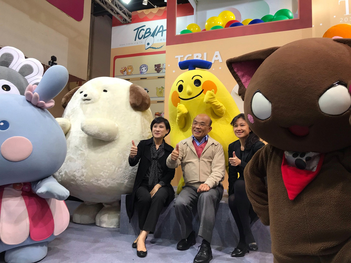蘇貞昌與文化部長鄭麗君上午共同現身「2019台北國際書展」。 圖：趙婉淳／攝