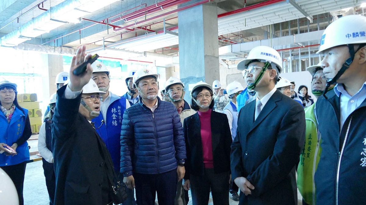 新北市長侯友宜今日探查市立土城醫院的工程進度。 圖:新北市衛生局提供。