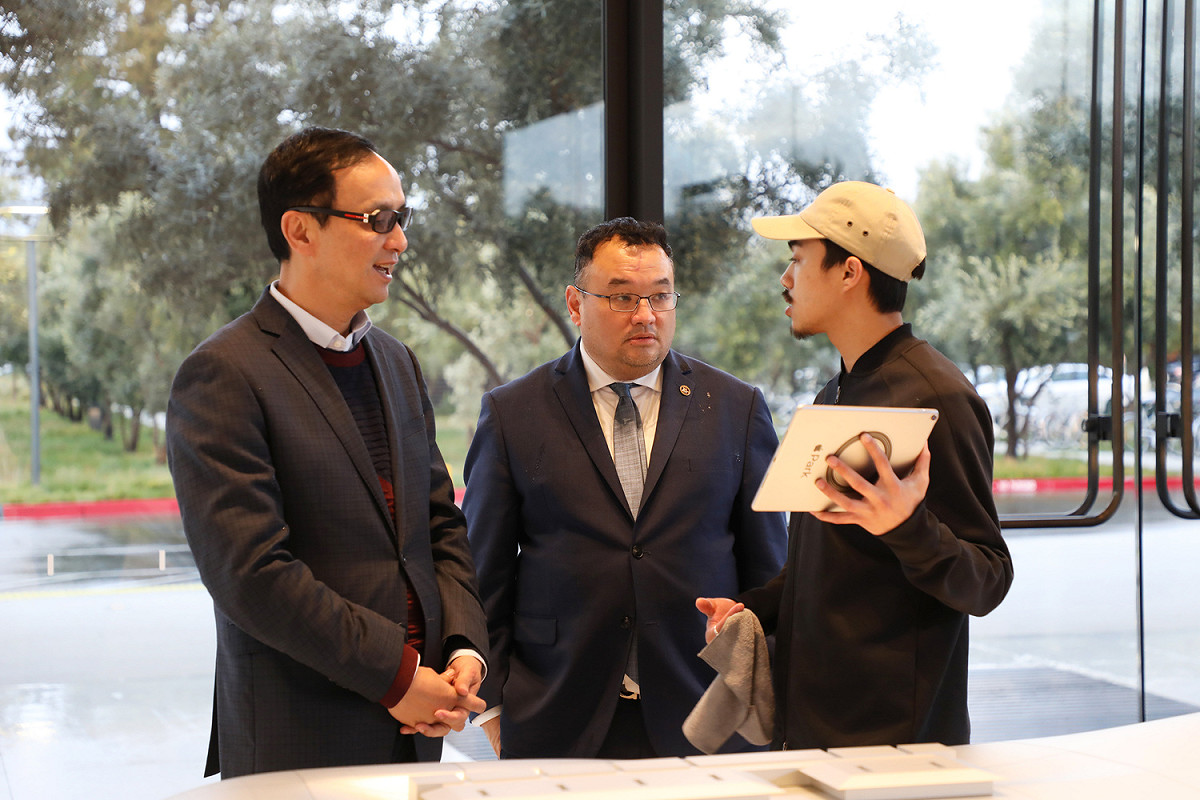 核准Apple Park興建計畫的Gilbert Wong市長告訴朱立倫，他是台灣第一個受邀進來參訪的政治人物。 圖：朱立倫辦公室提供