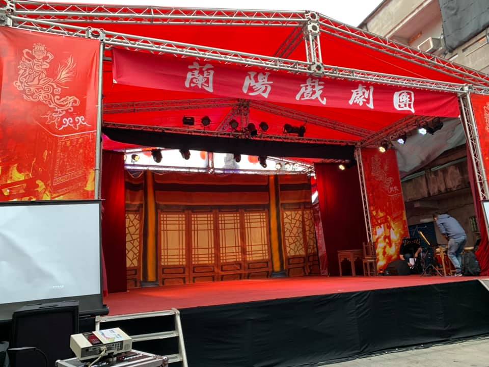 國內唯一公立歌仔劇團「蘭陽戲劇團」原本傳出因經費遭刪減可能會滅團，但文化部長鄭麗君今日前去探班，爽快下令先補助400萬。 圖:翻攝自蘭陽戲劇團臉書。