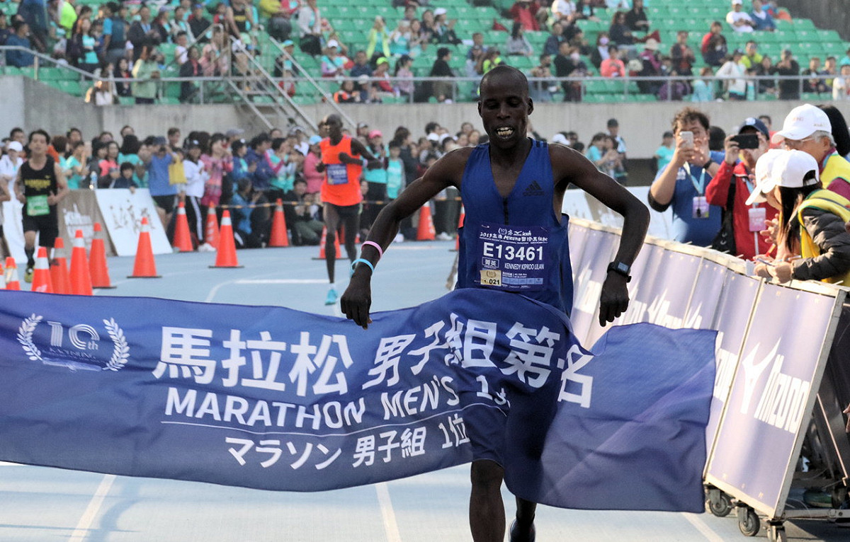 肯亞選手Kennedy Kiproo Lilian率先衝線拿下男子全馬冠軍。 圖：高雄市運動發展局／提供