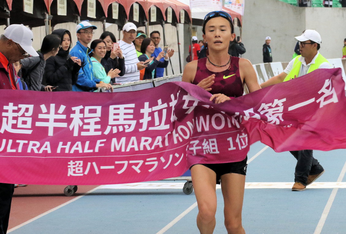 臺灣選手謝千鶴在女子組超半馬跑出冠軍。 圖：高雄市運動發展局／提供