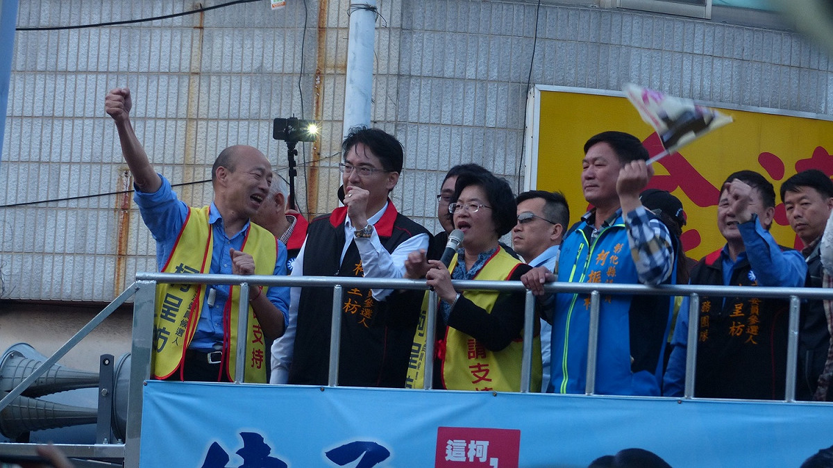 韓國瑜站上宣傳車，呼籲選民支持柯呈枋。 柯呈枋競選總部/提供