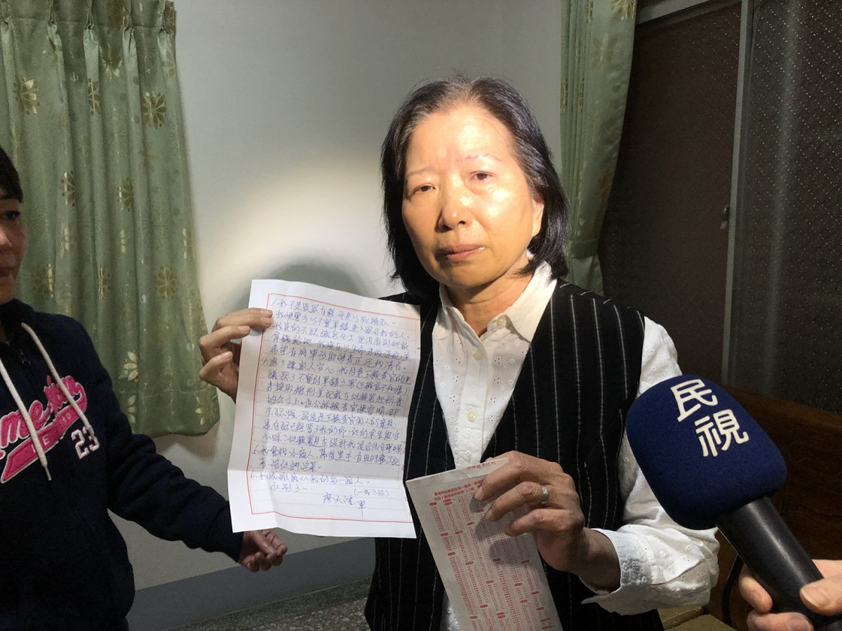 廖天隆遺孀拿著遺書逐字唸出。圖：翻攝記者群組 圖：翻攝記者群組