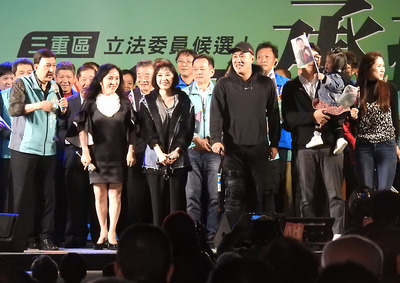 距離新北市立委補選投票剩下約一個月時間，民進黨籍參選人余天（前左）17日晚間舉辦大型造勢晚會，包含太太李亞萍（前左2）、兒子余祥銓（前左4）在內，全家總動員登台助選。 圖：中央社