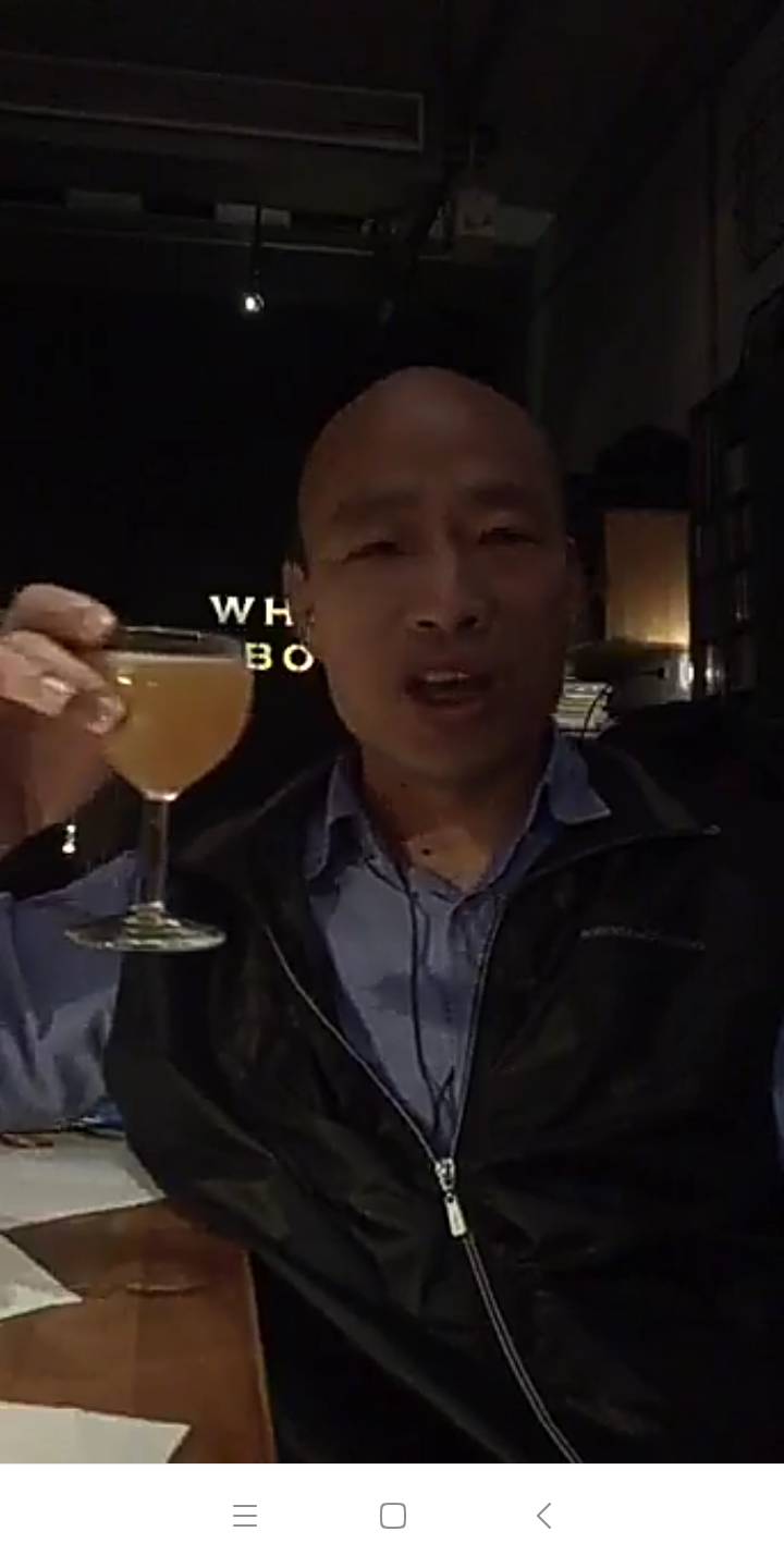 韓國瑜在小酒吧開臉書直播。 圖：翻攝韓國瑜臉書。