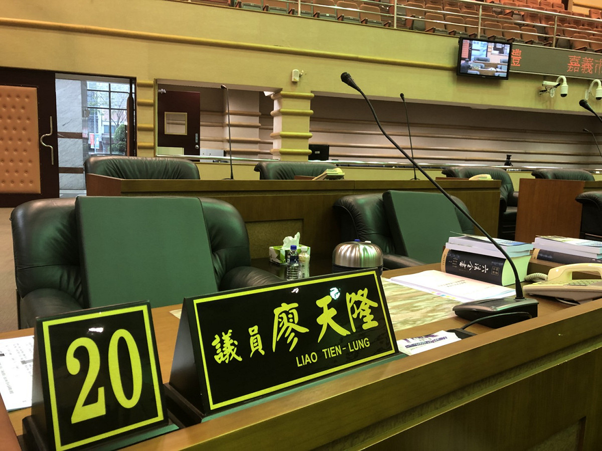 今天嘉義市議會臨時會閉幕，廖天隆的座位空蕩蕩，主人已經不在，令人唏噓。 圖：翻攝媒體群組