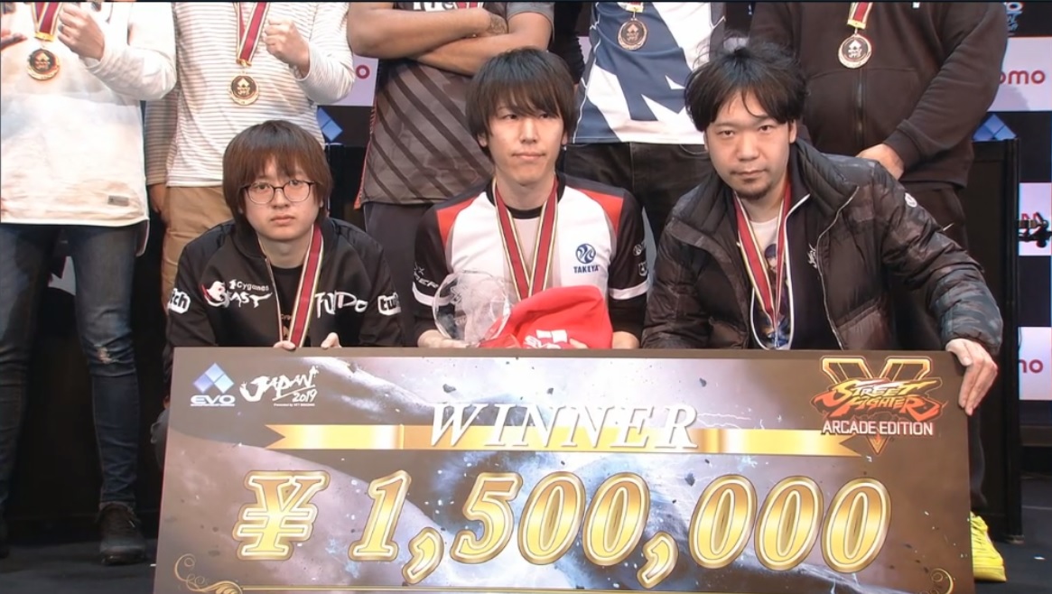 日本選手「Momochi」（中）拿下EVO Japan《快打旋風V》冠軍。 圖：翻攝自Twitch