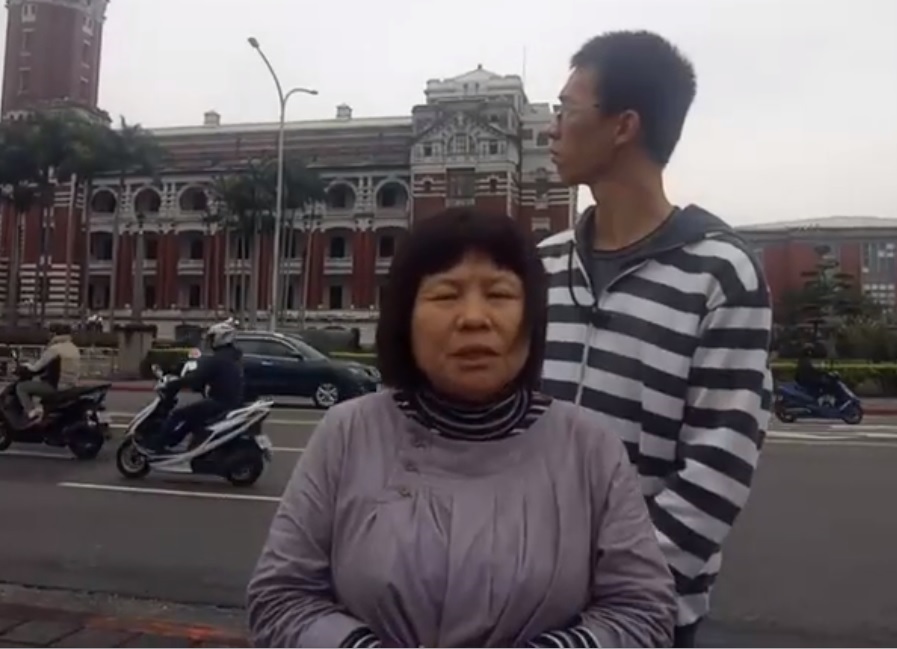 屏東縣議員蔣月惠今（18）日率領數名自救會成員與屏東鄉親，北上到總統府前陳情並舉行記者會。 圖：翻攝自蔣月惠臉書