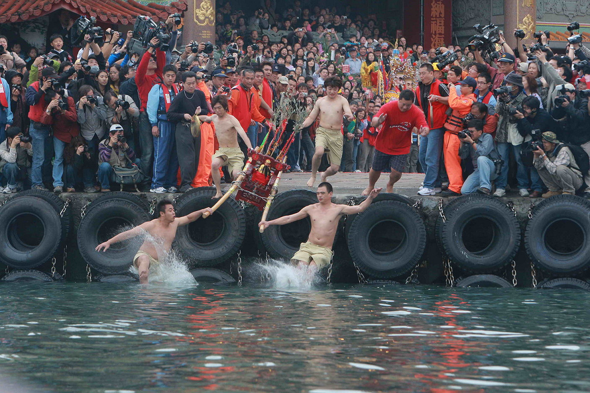 全台唯一「水裡來，火裡去」的新北神明淨港文化祭，將在野柳保安宮前廣場登場。  圖：新北市民政局/提供