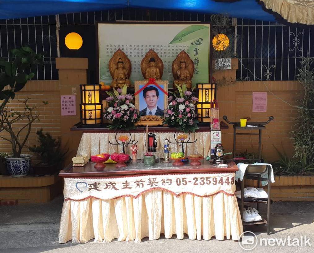 廖天隆靈堂擺在永福三街自家門口。 圖：蔡坤龍/攝