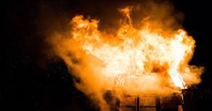 埃及開羅18日遭到炸彈客恐怖攻擊，爆炸起火，有2名警察死亡、3名軍官受傷。 圖：翻攝自kolkata24x7推特