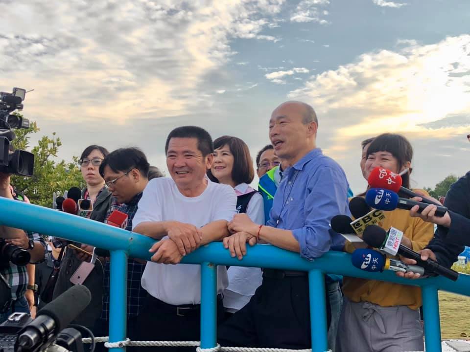 高雄市長韓國瑜夜宿彌陀區漁會，19日晨體驗漁民生活。 圖：翻攝黃韻涵粉絲頁