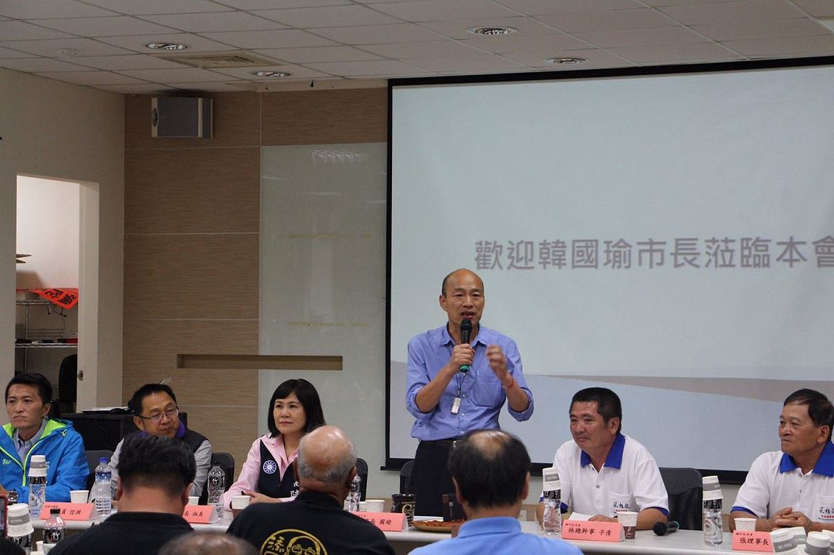 高雄市長韓國瑜夜宿彌陀區漁會，與漁會幹部、養殖漁戶茶敘。 圖：高雄市政府提供