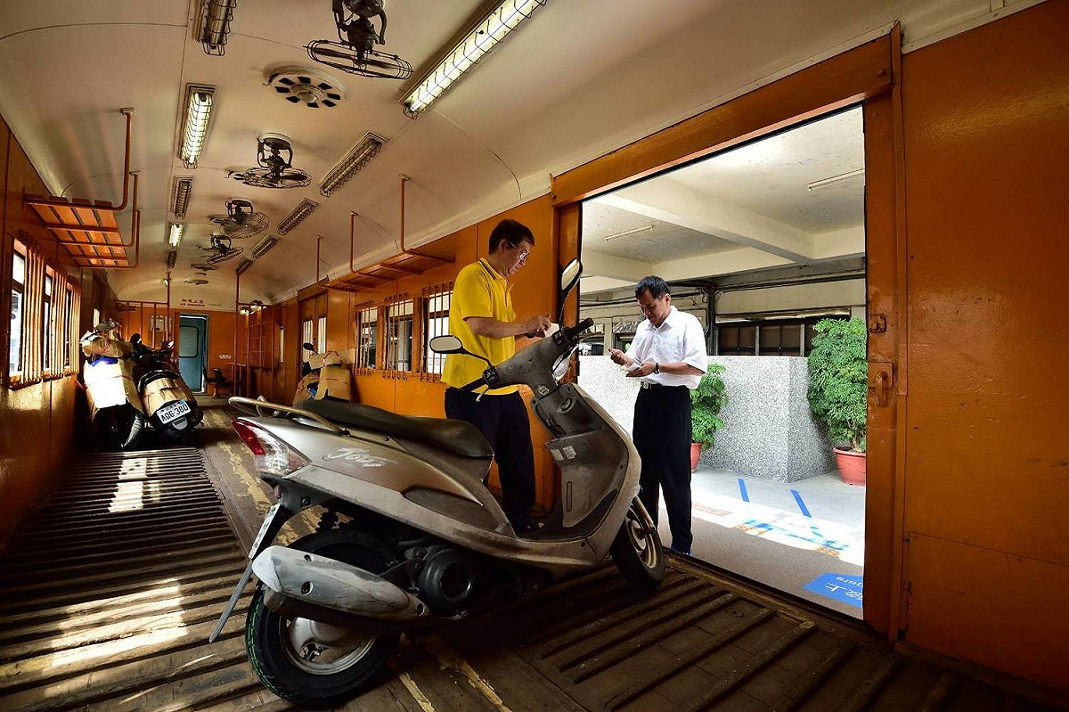 台鐵自 3 月 1 日起將停辦機車託運，另因配合行包專車班次異動，鶯歌站與路竹站也將於同日停止提供行李包裹託運服務。 圖：台鐵／提供