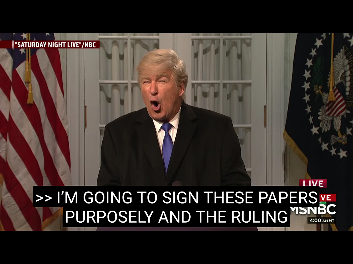 「周六夜現場」（SNL）節目中，重現川普在白宮玫瑰花園宣布緊急狀態的場景。只見鮑德溫又一次以幾可亂真的造型，配上誇張的眼神和肢體動作，逗樂螢幕前的觀眾、粉絲們。當然，身為「苦主」的川普本尊，恐怕不僅笑不出來，還怒火中燒，樑子越結越大。 圖：翻攝自Youtube