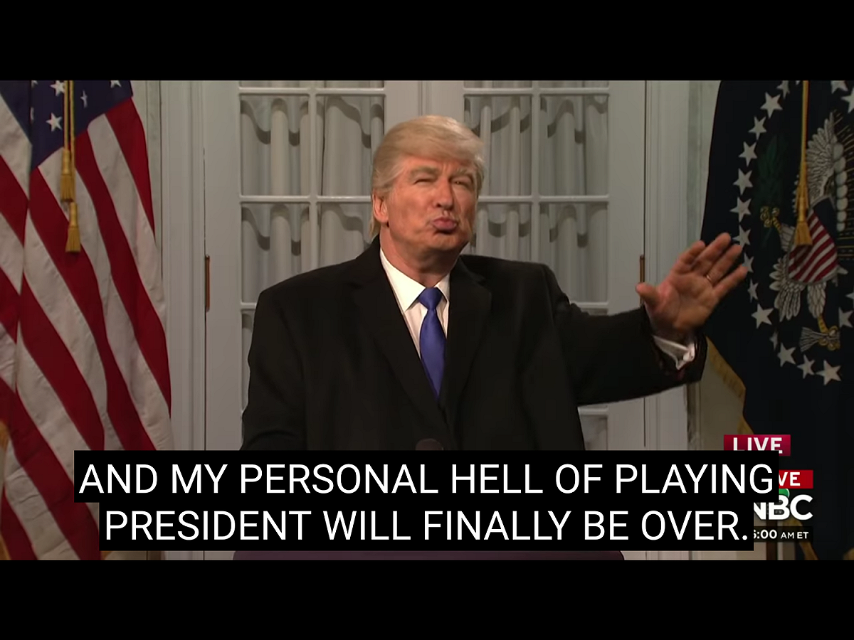 「假川普」介紹班奈特(Beck Bennett)飾演的司法部長提名人巴維理(William Barr)出場。 他提到，「我要簽署這些進入緊急狀態的文件，然後會立刻被告，裁決將不利於我，但最終會上訴到最高法院；我會打給我的哥們、大法官卡瓦諾(Brett Kavanaugh)，告訴他『是時候回報了』；他會說『換新手機，你哪位？』」  圖：翻攝自Youtube