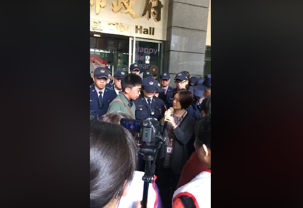 由於新北市長侯友宜上任之後仍為面對大觀事件，引此，今天（19日）大觀自救會再度前往新北市府前陳情抗議。 圖：翻攝自大觀事件臉書直播影片