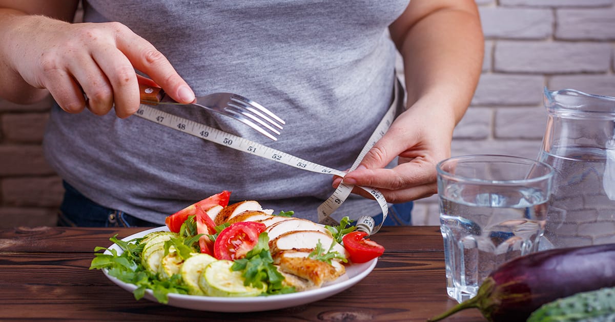 針對惱人的贅肉該如何消除？相信多數人對於時下流行的生酮飲食法應該不陌生，但要想有效快速且健康的減肥，達到成效後又不易復胖，正確執行生酮飲食就顯得格外重要。 圖／shutterstock