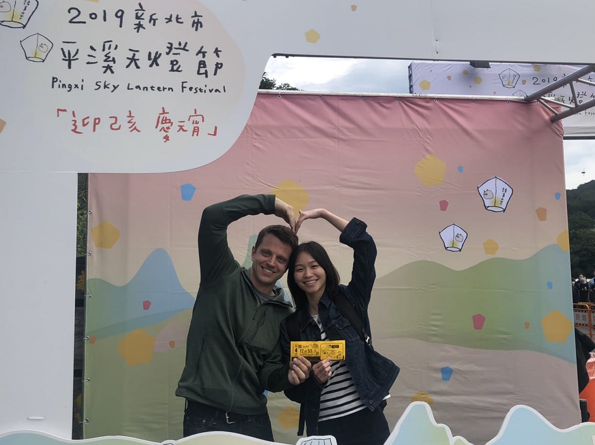 來自紐約的 Anthony 與深圳的陳小姐，兩人於挪威相識，今年 2019 特別相約來新北放天燈，許下希望兩人能結婚與考上研究所的心願。 圖： 新北市政府觀光旅遊局／提供