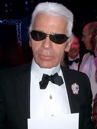 時尚界巨頭、香奈兒（CHANEL）卡爾拉格斐（Karl Lagerfeld）今（19）日傳出過世消息，享壽85歲。 圖：取材自維基百科
