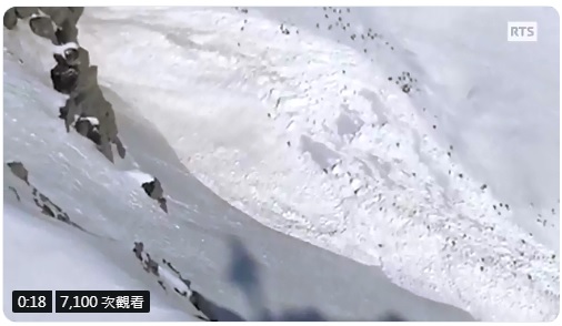瑞士西南部克蘭蒙丹納Plaine-Morte滑雪坡19日下午大雪崩，聲勢驚人。 圖：翻攝自瑞士公共廣播電台RTS推特