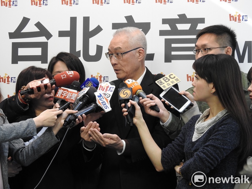 國民黨主席吳敦義上午接受「周玉蔻嗆新聞」廣播專訪。 圖：趙婉淳／攝