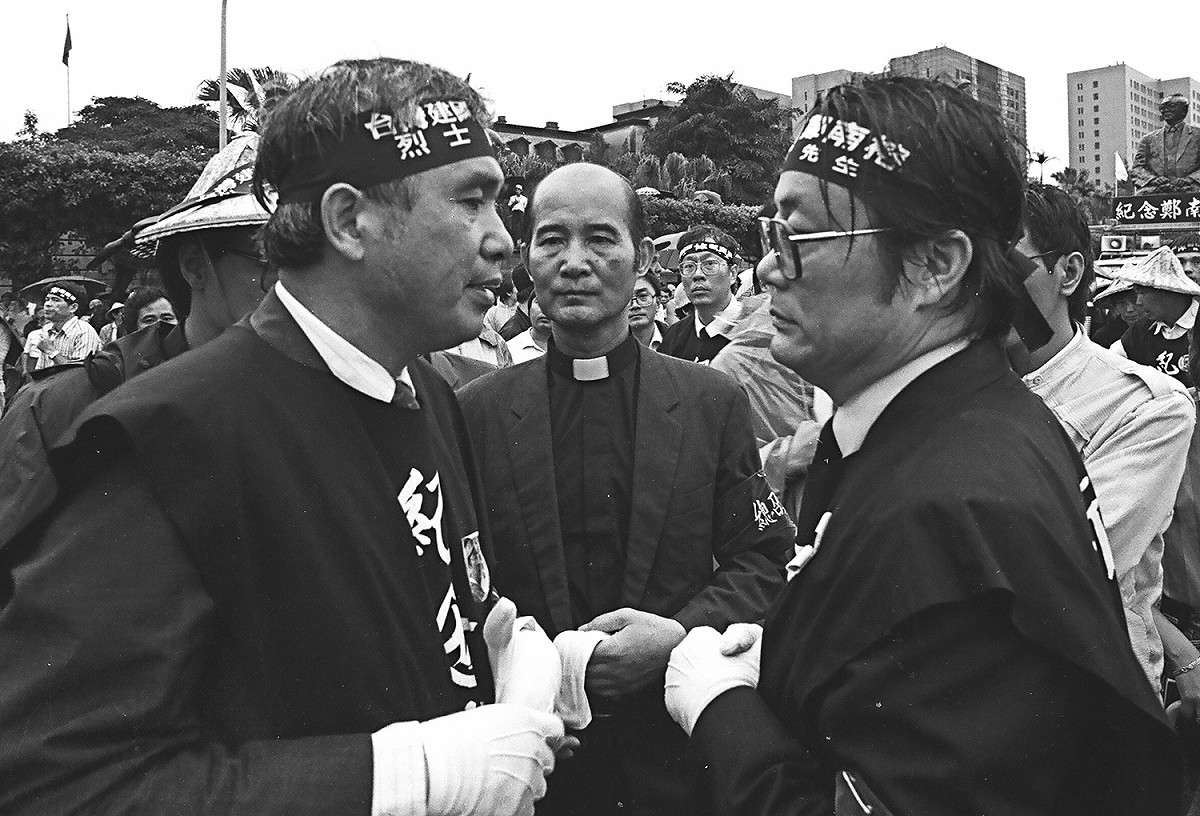 1989年5月19日，台灣建國烈士鄭南榕的告別式，數以萬計的台灣人參與這個出殯的行列，隊伍綿延兩公里多，從台北市廢河道出發到總統府為鄭南榕烈士送行，高俊明牧師與二位民進黨前主席江鵬堅、姚嘉文。 圖：邱萬興/攝（資料照片）