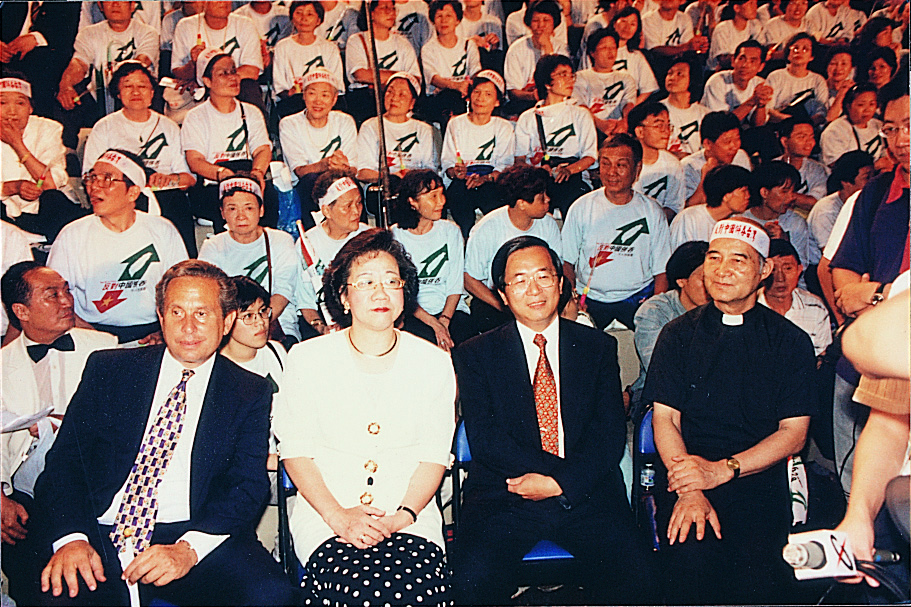1997年7月1日，香港主權由英國政府移交給中國政府。中國政府則同時大力宣傳「一國兩制」。
1997年6月28日，為了向全世界表達台灣人「不願被中國併吞與統治」的心聲，公民投票促進會、台灣基督長老教會，聯合許多社會運動團體，在台北市政府旁，舉辦了一場持續三天二夜的「反中國併吞大會」。美國前眾議員索拉茲則親自來台參加這場盛會，當天由紀政與蔡同榮共同舉著聖火進場，大家齊聲向中國說「不」，現場民眾不時高喊「台灣要獨立」、「中國滾回去」，左起前美國眾議員索拉茲、呂秀蓮縣長、陳水扁市長、高俊明牧師。 圖：邱萬興/攝