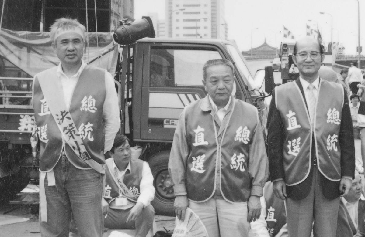 1992年民進黨推動「419總統直接民選大遊行」抗爭6天5夜活動，高俊明牧師與姚嘉文擔任決策小組陪著總領隊黃信介鎮守街頭，打死不退，就是要總統直選。 圖：邱萬興/攝