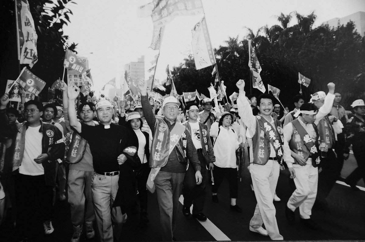 1996年台灣首次民選總統期間，中國解放軍在台海進行飛彈演習，企圖影響台灣總統的選舉，3月16日，為了抗議中共文攻武嚇，用導彈恫嚇台灣，社運團體與民進黨提名正副總統候選人彭明敏、謝長廷，在台北市政府大門口，舉辦一場「316反統一、反侵略」大遊行。高俊明牧師在街頭向台北市民大聲表達：「台灣中國，一邊一國，台灣是台灣，中國是中國。 圖：邱萬興/攝