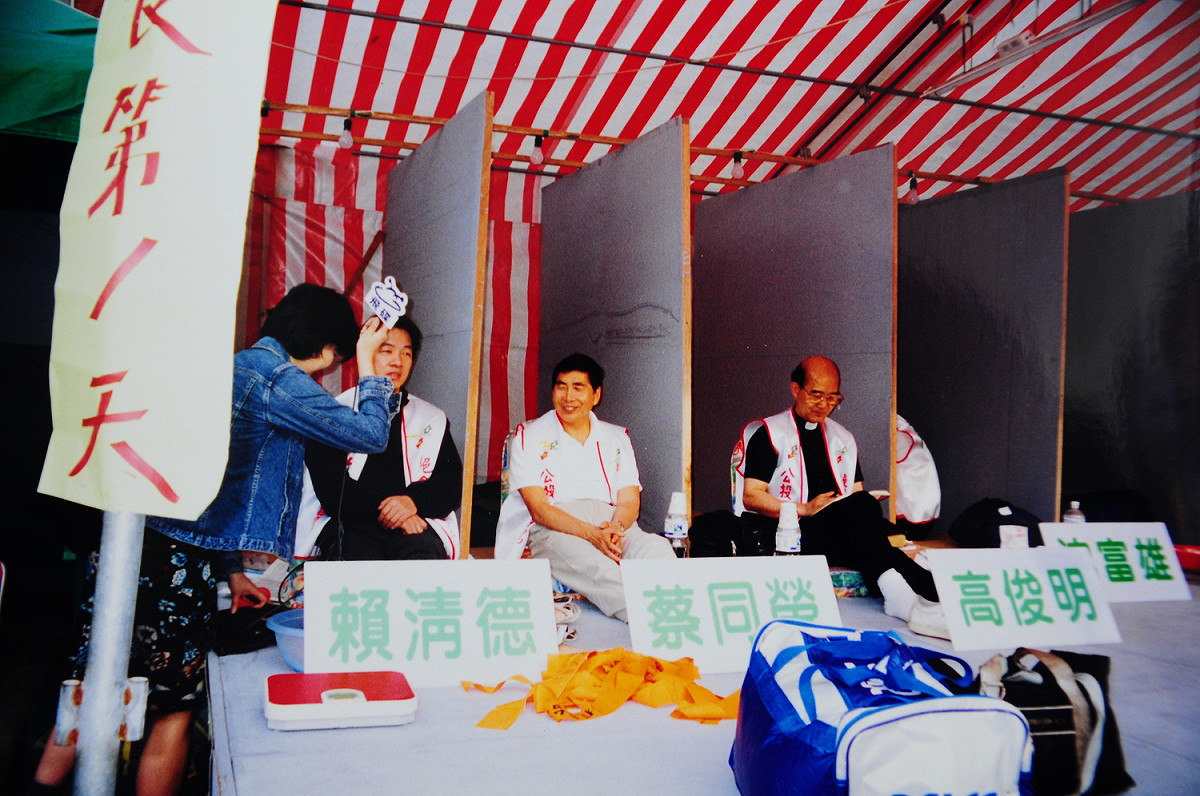 為推動公民投票法儘速立法，1999年4月10日，高俊明牧師與蔡同榮立委、賴清德立委、黃昭堂博士等人發起「四一○絕食抗議，要求通過公民投票法」，在立法院正門前的廣場展開絕食活動。 圖：邱萬興/攝