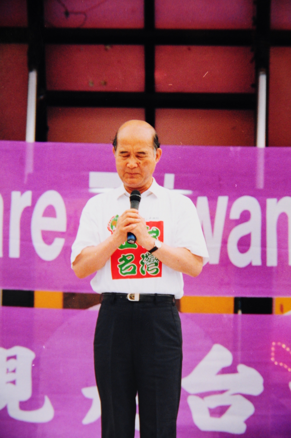 2002年5月11日啟動的「511台灣正名運動」，由前總統李登輝擔任總召集人，要斬斷台灣和「中華民國」與「中國」的關係，台灣正名運動除了去蔣化之外，亦包括更改駐外機構名稱與在居住國之身分改為台灣。2003年9月6日，高俊明牧師參加「台灣正名運動」抗爭活動。 圖：邱萬興/攝
