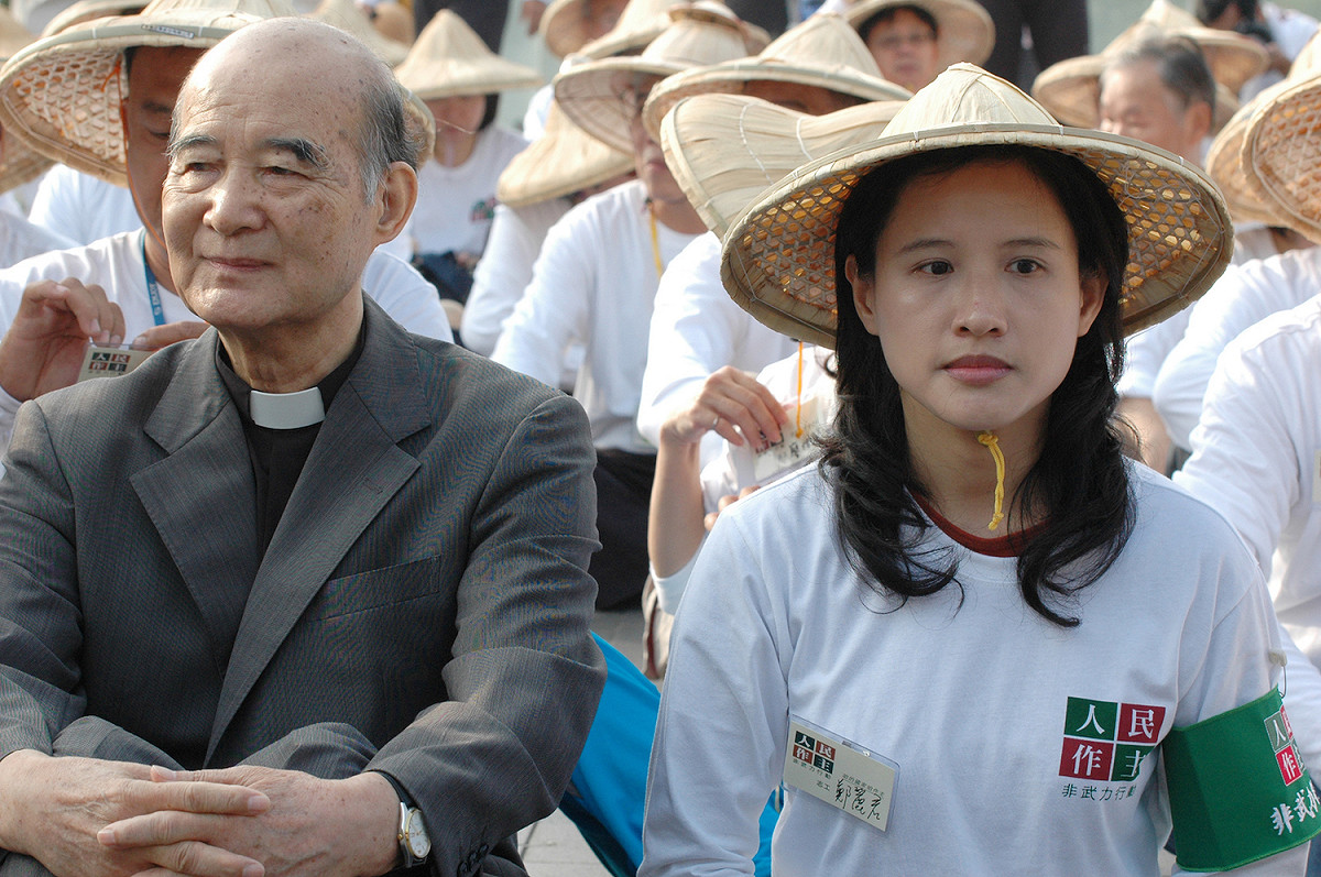 2009年林義雄律師發起「人民作主」環島千里苦行運動，他們無畏烈日、風雨，以沉默的方式展開千里苦行活動。從11月8日到12月26日，走了1031公里，推動核四公投、兩岸協議公投等行動，高俊明牧師與現任文化部長鄭麗君攝於台北市龍山寺前。 圖：邱萬興/攝