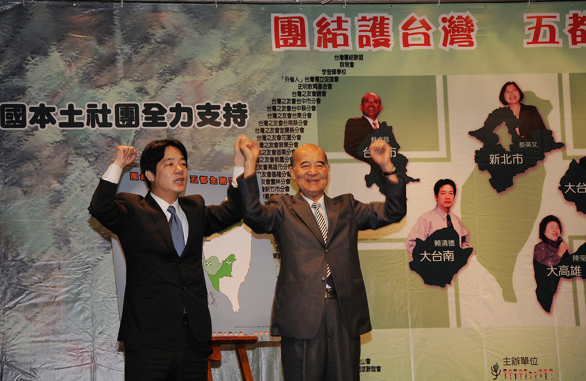 五都市長選舉，高俊明牧師牽起當時參選台南市長候選人賴清德的手表達全力支持之意。 圖：邱萬興/攝