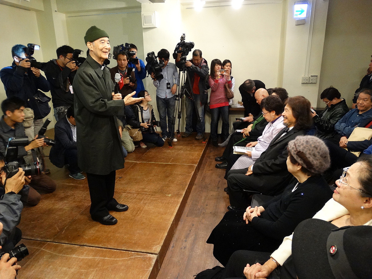 008年高俊明牧師召開記者會與施明德主席和解。2014年12月10日，高俊明牧師受邀參加前民進黨主席施明德主辦的美麗島35周年紀念，《反抗的意志》新書發表會。 圖：邱萬興/攝
