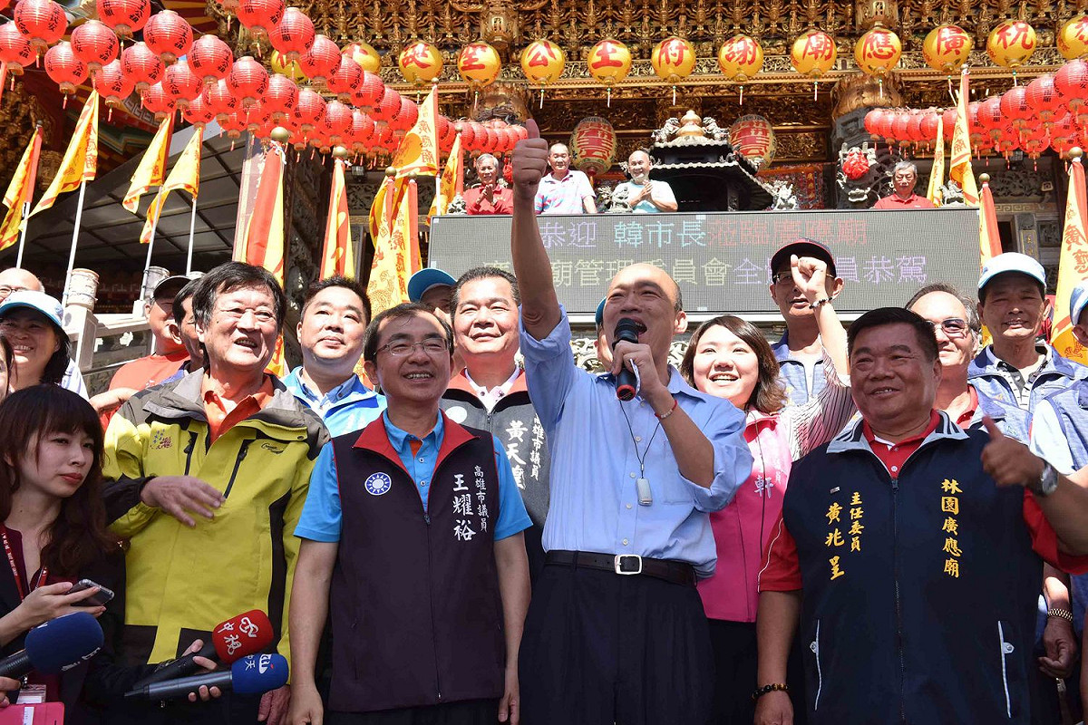 韓國瑜回戶籍地林園廣應廟發福袋，民眾爆棚。 圖：高雄市新聞局／提供
