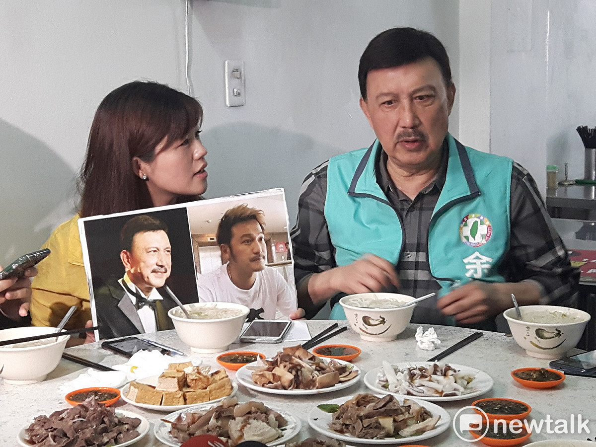 余天開直播和幕僚吃早餐開直播向網友介紹三重美食也接受網友提問，有網友認為余天和KID長得很像，余天笑說有可能喔!要找KID來問一下。 圖：林昀真/攝