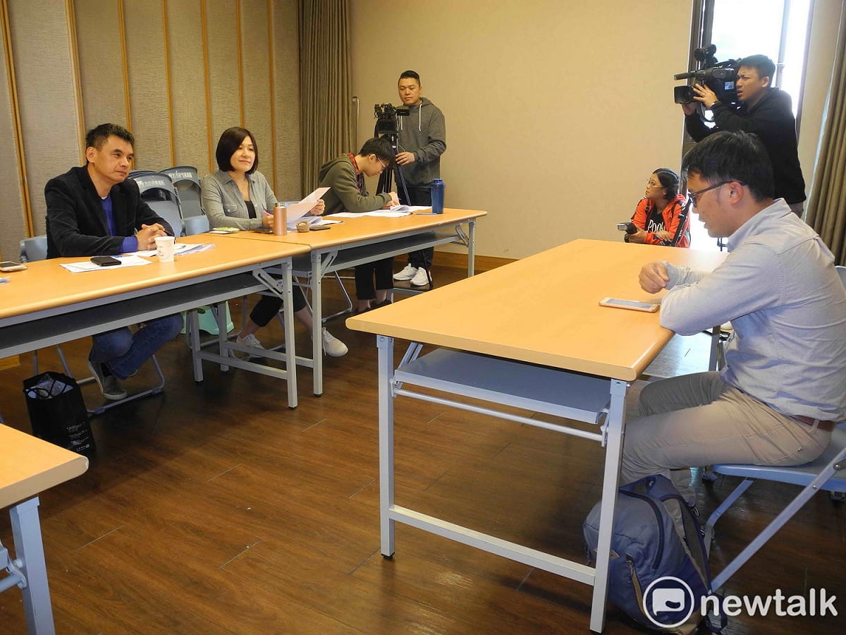 新北市府今天進行亞青有機論壇第一波招募學員面試，由農業局簡技洪勝雄（左一）、富士康智慧農業執行長白佩玉（左二），與報名者進行全英語面試。  圖：王峻昌/攝影