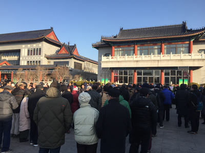 中共自由派元老李銳的告別式20日上午在北京八寶山公墓舉行，場內禁止拍照，場外也未懸掛李銳的橫幅。但湧入數百位民眾自動前往悼念。 圖：中央社（前往悼念者提供）