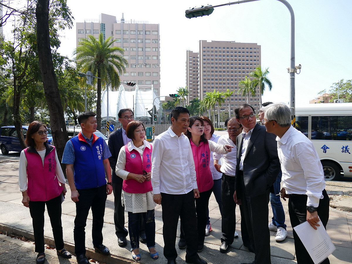 高雄市議長許崑源(中)率議員勘察輕軌爭議路段可替代路線。 圖：高雄市議會／提供