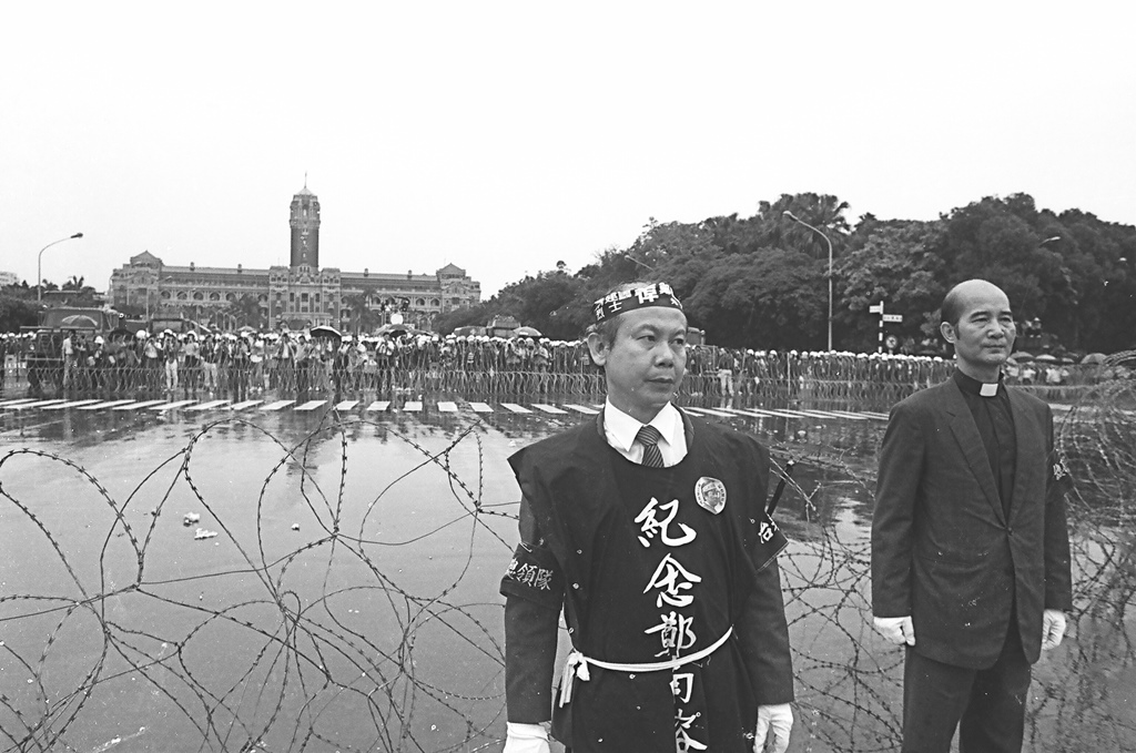1989年5月19日，台灣建國烈士鄭南榕的告別式，從台北市廢河道出發到總統府為鄭南榕烈士送行，高俊明牧師和人權律師李勝雄在府前群眾與警方對峙時，站在第一線安撫民眾。 圖：邱萬興/攝