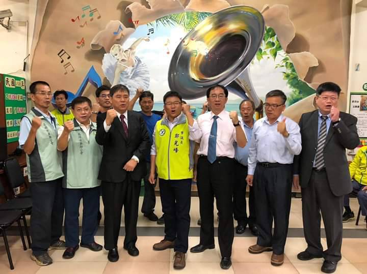 民售黨高雄市議員鄭光峰(中)宣布投入立委初選。 圖：翻攝鄭光峰粉絲團