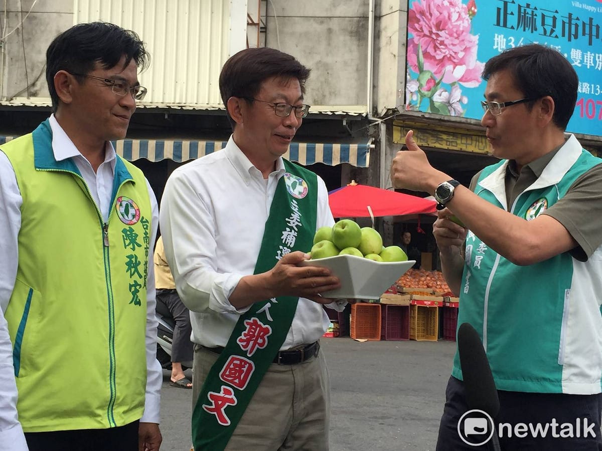 立委黃國書南下陪郭國文到麻豆市區掃街，郭國文也準備台南當季的蜜棗給黃國書當伴手禮。 圖：黃博郎攝